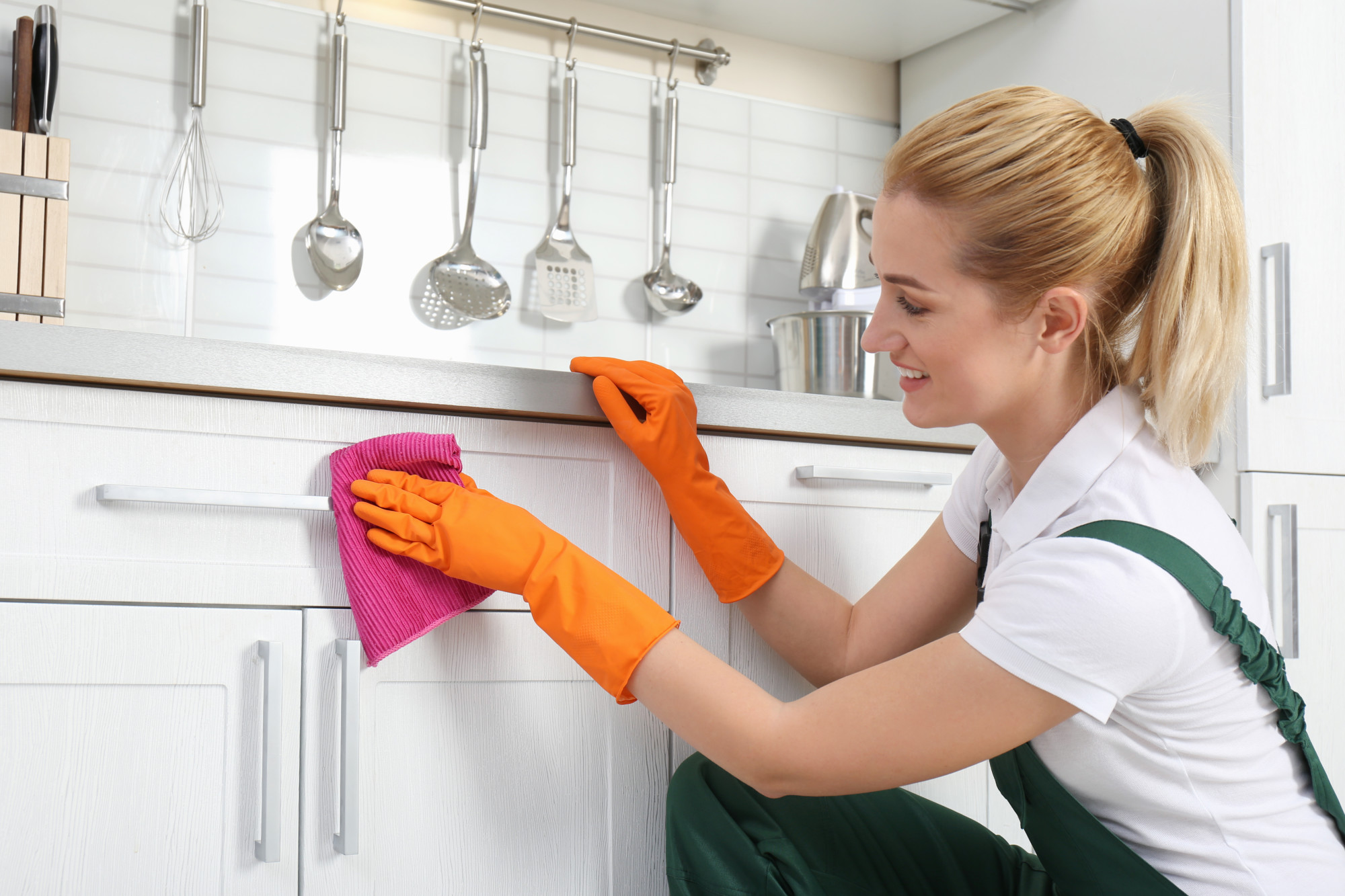 How to Clean Kitchen Cabinets